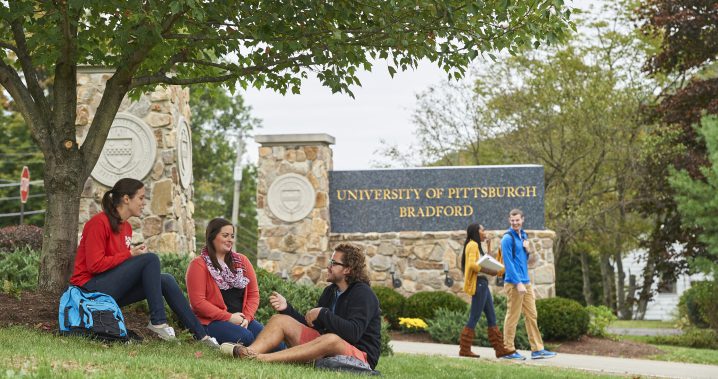 Students in front of the Pitt-Bradford sign